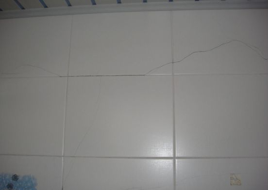 瓷砖变形拱起原因(瓷砖变形拱起原因分析) 瓷砖变形拱起原因(瓷砖变形拱起原因分析)